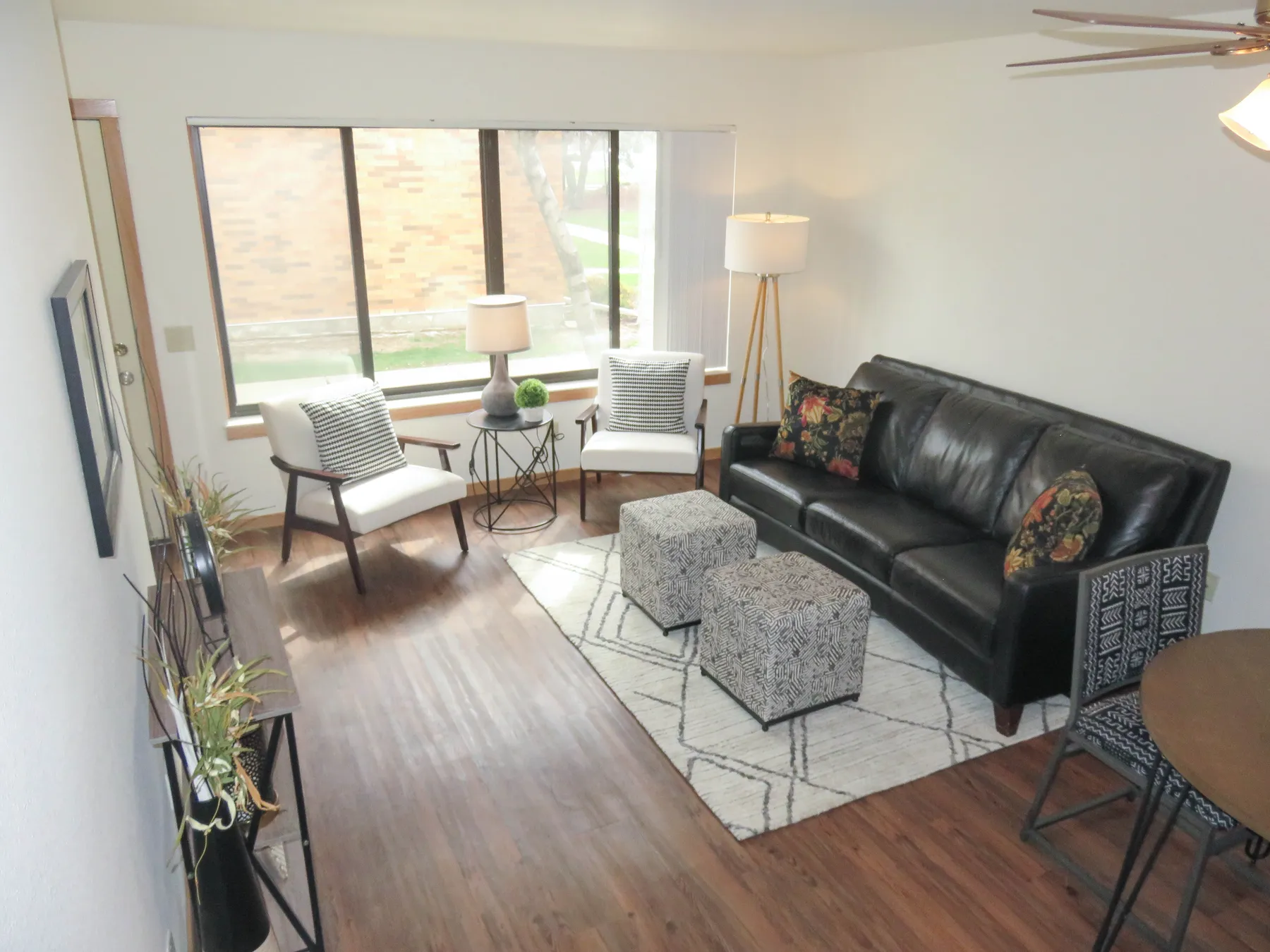Living room with a large window onto the courtyard